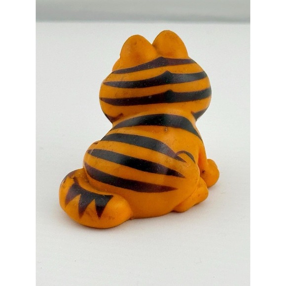 Vintage 1981 Garfield Figurine 2" Tall. Jim Davis. - Picture 2 of 3